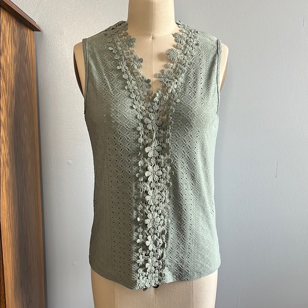Embellished Green Sleeveless Blouse with Lace Detail